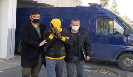 Zorla alıkoyup banka hesaplarını boşalttılar