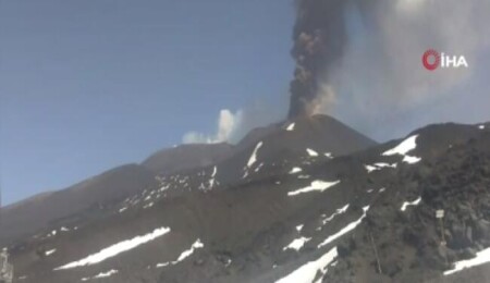 Etna Yanardağı yeniden harekete geçti