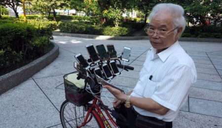 70 yaşında, 11 telefonla günde 20 saat Pokemon Go oynuyor