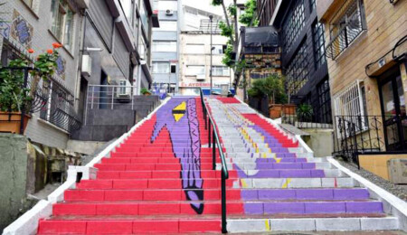 Sokak sanatçıları, Beşiktaş sokaklarındaki merdivenleri boyadı