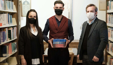 Kemal Caymaz, Kıbrıs’ın ilk fantastik roman serisi SAFİR’in yeni çıkan baskılarını KAÜ'ye bağışladı