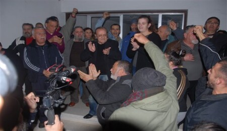 Afrika Gazetesi'ne bir grup destek olurken, bir grup protesto etti...