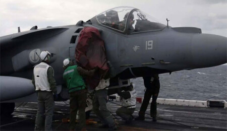 Akdeniz'de görev yapan ABD savaş uçağının motoruna kablo girdi, ağır hasar gördü