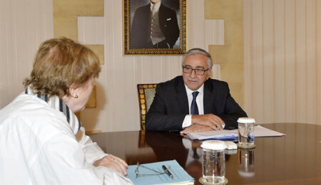 Akıncı ile Lute görüşüyor