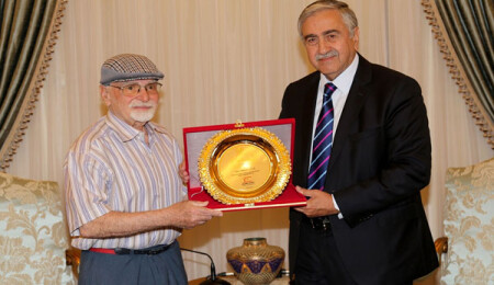 Akıncı, Kıbrıs Türk gölge ve karagöz oyunları sanatçısı Ertuğu kabul ederek vefa ödülü takdim etti