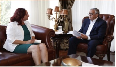 Akıncı, "Belgelerle Kuzey Kıbrıs Türk Cumhuriyetinin Tarihi Gerçekleri" kitabını inceledi