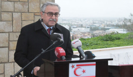 Akıncı: Dr. Küçük zor yıllarda toplumuna önderlik yapan önemli bir şahsiyettir