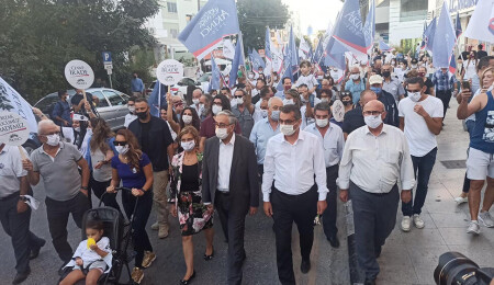 Akıncı ve Erhürman taraftarlarıyla yürüyüş gerçekleştirdi