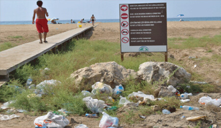 Karpaz'daki Altınkum Plajı pislik içinde!