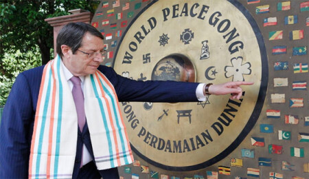 Anastasiadis üzerinde KKTC bayrağı da bulunan "barış gongunu" çaldı