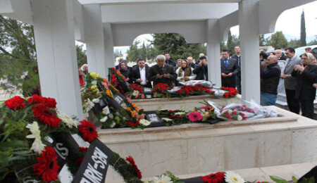 Merhum Sendikacılar Necati Taşkın, Erdoğan Sonsal ve Artemel Karal kabirleri başında anıldı