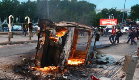 Göstericiler polis aracını yaktı