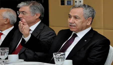 Arınç, Kıbrıs Türk basını temsilcileriyle kahvaltıda bir araya geldi