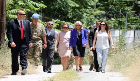 Jill Biden, ara bölgede incelemelerde bulundu