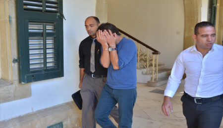 Ev arkadaşının burnunu kırdı!