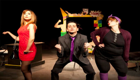 Lefkoşa Belediye Tiyatrosu "Bir Kibrit Kutusu Beyaz Peynir"le güldürdü