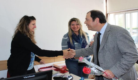 Sağlık Bakanı Ahmet Gülle'den sağlık çalışanı kadınlara kırmızı karanfil