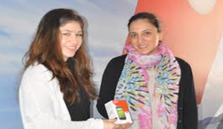 Facebook uygulamasına katıldı ve Vodafone Blade V sahibi oldu