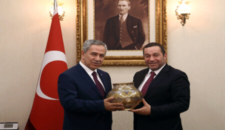 Denktaş: "Anadolu halkından Kıbrıs Türk halkı adına özür dilerim"