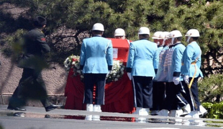 Evren'in cenazesinde protesto: Haram olsun!