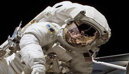 Astronot uzayda çantasını düşürdü