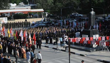 Atatürk için ilk tören Lefkoşa'da Atatürk Anıtı önünde yapıldı