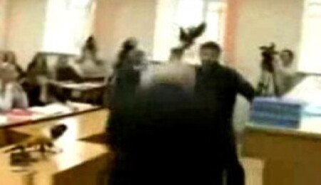 El Beşir'e de ayakkabı fırlatıldı