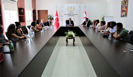 Bakan Çavuşoğlu, tiyatrocularla görüştü: "Eleştiri ile ötekileştirmeyi karıştırmamak gerek"