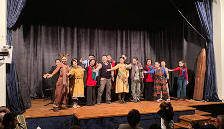 Baraka Tiyatro Ekibi'nin hazırladığı "Ayak Bacak Fabrikası" adlı oyun perdelerini açtı