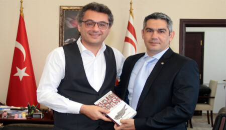 Başmüfettiş Dr. Tomgüsehan, Başbakan Erhürman'a "Sırlar Adası" isimli kitabını takdim etti