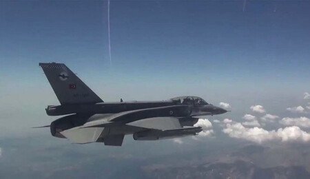 Karadeniz üzerinden Türkiye hava sahasına giren kimliği belirsiz İHA'lar, F-16'lar tarafından vuruldu