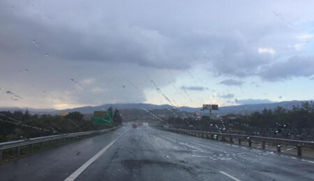 Rum polisi şiddetli yağış nedeniyle Lefkoşa-Limasol otoyolundaki sürücüleri uyardı