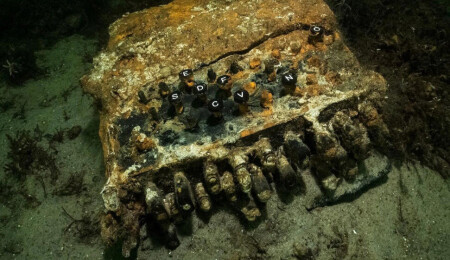 Dalgıçlar "hayalet ağları” temizlerken, Nazi şifre makinesi Enigma'yla karşılaştı