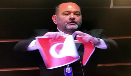 AP'de skandal görüntüler! Yunan vekil Türk bayrağını yırttı
