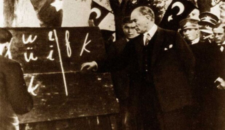 Belgelendi! Atatürk harf devrimini Kıbrıs'ta da ateşledi