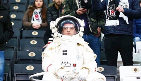 Beşiktaş tribünlerinde bir "astronot"