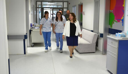 Besim, Çocuk Servisi ve Çocuk Onkoloji Servisi'nde tedavi gören çocuklarla bir araya geldi