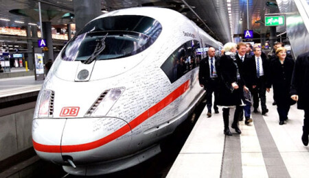 Berlin-Münih yüksek hızlı tren hattının açılışında özel sefer yapan tren yolda kaldı