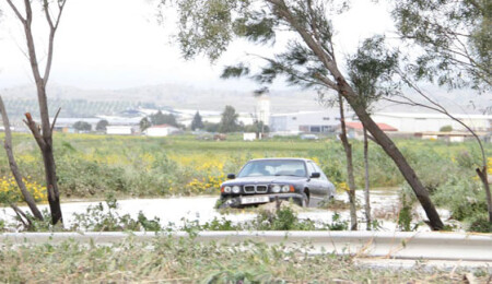 Birçok bölge sular altında kaldı! Başbakan Erhürman bölgelerde inceleme yapıyor