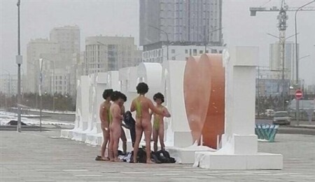 Borat mayosu giydiler, gözaltına alındılar