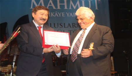 İsmail Bozkurt'a "Türk dünyasında yılın edebiyat adamı" ödülü