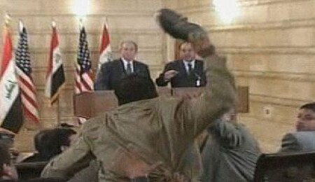 Bush'un ayakları Iraklı kanıyla dolu