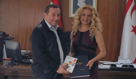 Türkan Navruz "Can İle" adlı kitabını Başbakan Yardımcısı Denktaş'a sundu