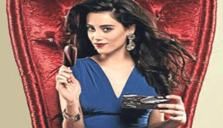 Cansu Dere 250 bin dolara Magnum’un yüzü oldu