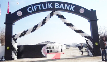Çiftlik Bank mağdurları çiftliği bastı