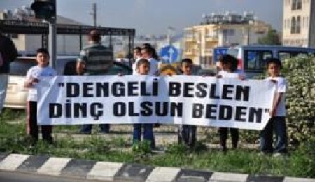 İlkokulların beslenme kulüplerinden pankart etkinliği