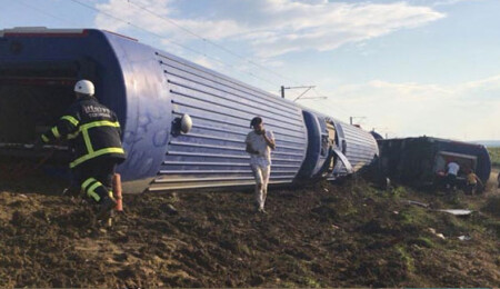 Çorlu'da yolcu treninin vagonu devrildi: 10 ölü, 73 yaralı