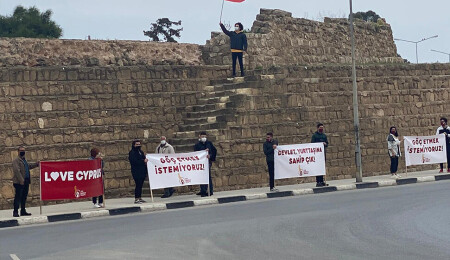 CTP Mağusa Gençlik Örgütü, "Love Erdoğan" afişlerine tepki göstermek üzere toplandı