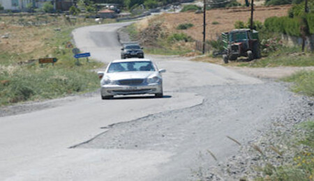 Derin çukurlar sürücülerin can ve mal güvenliğini tehdit ediyor