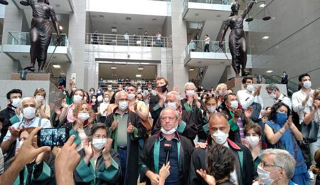 Çağlayan Adliyesi'nde alkışlı eylem